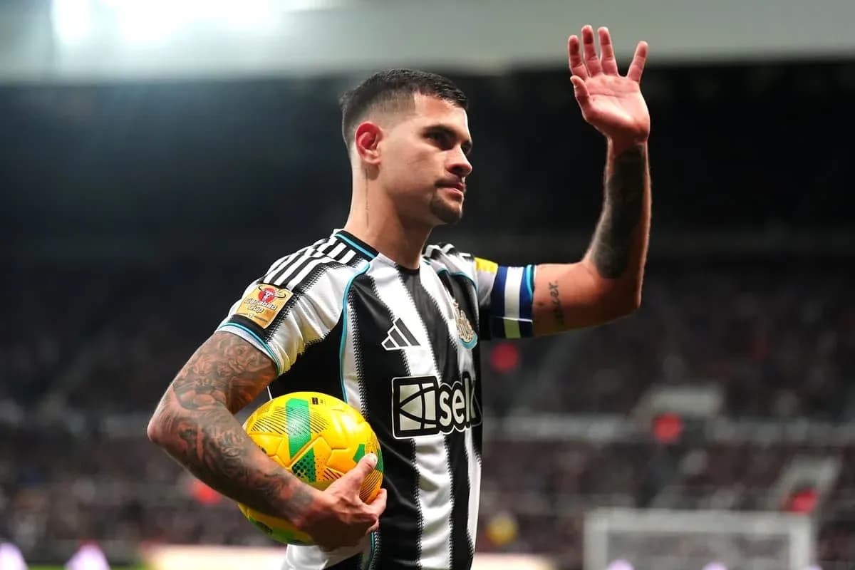 Jugador de Newcastle levantando la mano con balón Jugador de Newcastle levantando la mano con balón