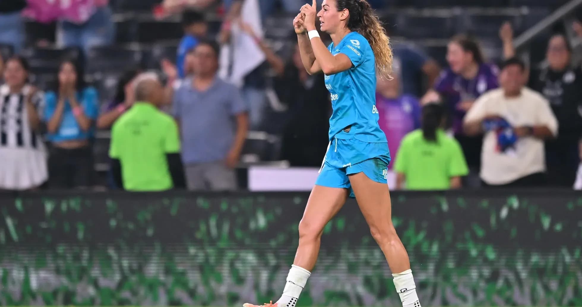 Jugadora celebrando un gol en Liga MX Femenil Jugadora celebrando un gol en Liga MX Femenil