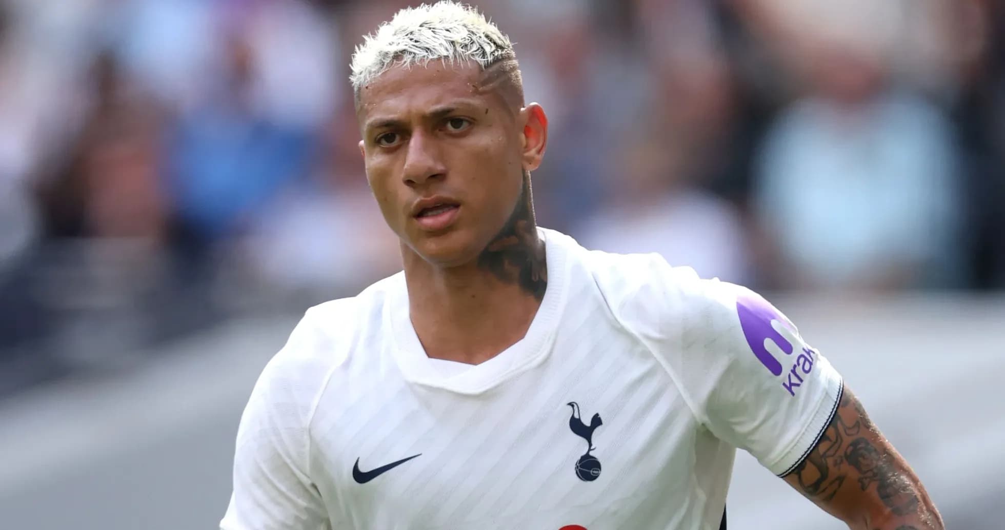 Jugador de Tottenham corriendo en el campo de juego Jugador de Tottenham corriendo en el campo de juego