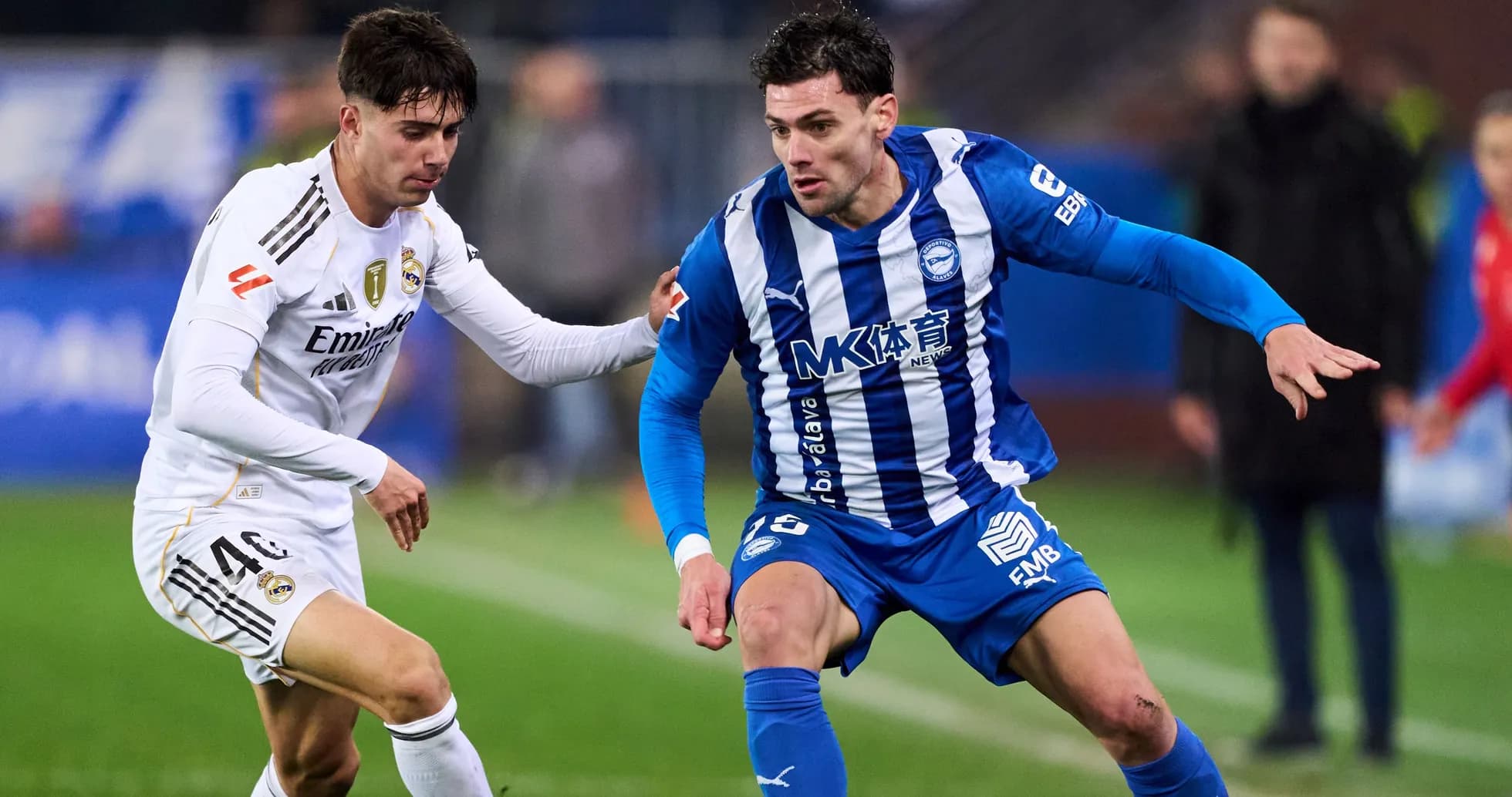 Jugador de Deportivo Alavés driblando a rival de Real Madrid Jugador de Deportivo Alavés driblando a rival de Real Madrid