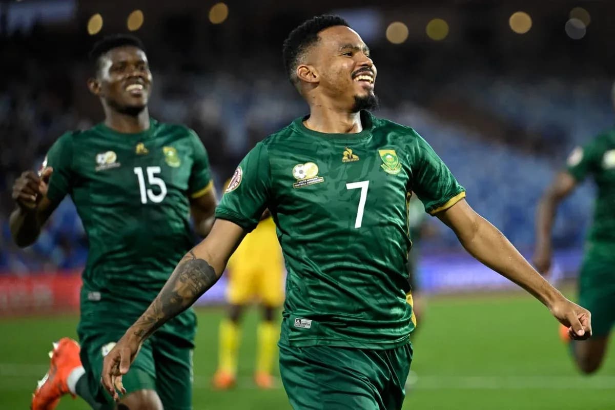 Jugador de Sudáfrica celebrando un gol con compañero Jugador de Sudáfrica celebrando un gol con compañero