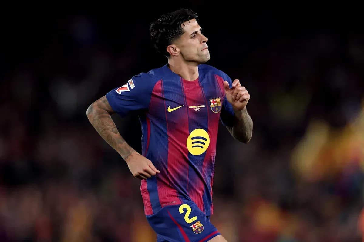 Jugador de Barcelona corriendo durante el partido Jugador de Barcelona corriendo durante el partido