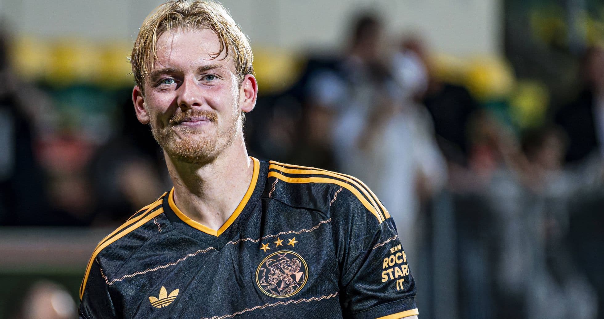 Jugador sonriente con camiseta de Ajax después del partido Jugador sonriente con camiseta de Ajax después del partido