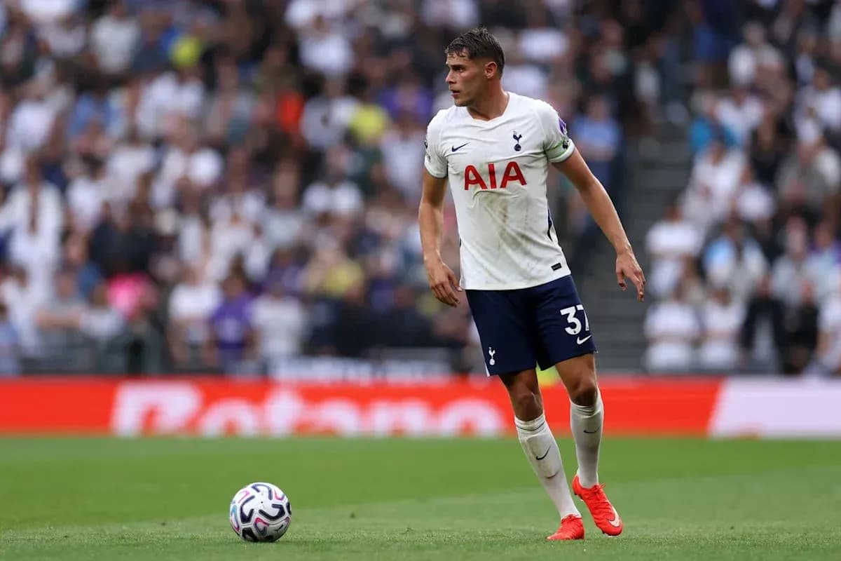 Jugador de Tottenham en el campo con balón Jugador de Tottenham en el campo con balón