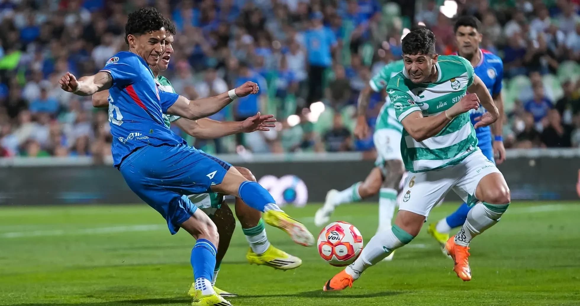 Jugador de Cruz Azul desafiando a Santos Laguna Jugador de Cruz Azul desafiando a Santos Laguna