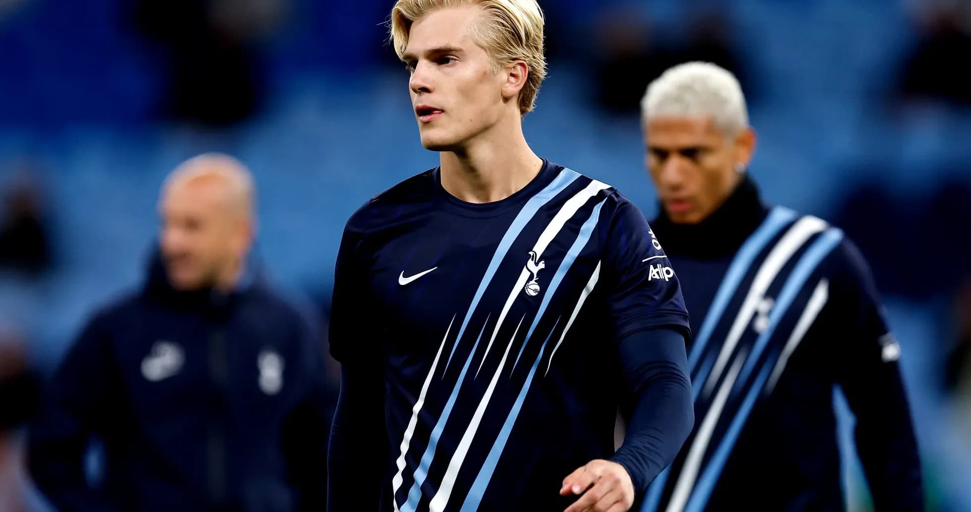 Jugador de Tottenham en el calentamiento previo al partido Jugador de Tottenham en el calentamiento previo al partido
