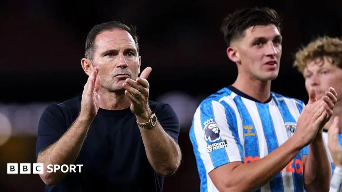 Entrenador aplaudiendo con jugador al lado Entrenador aplaudiendo con jugador al lado