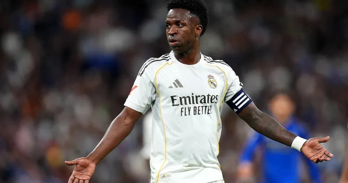 Jugador de Real Madrid gesticulando en el campo Jugador de Real Madrid gesticulando en el campo