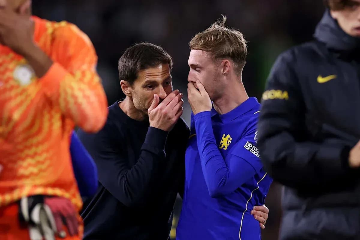 Entrenador hablando con jugador de Chelsea tras partido Entrenador hablando con jugador de Chelsea tras partido