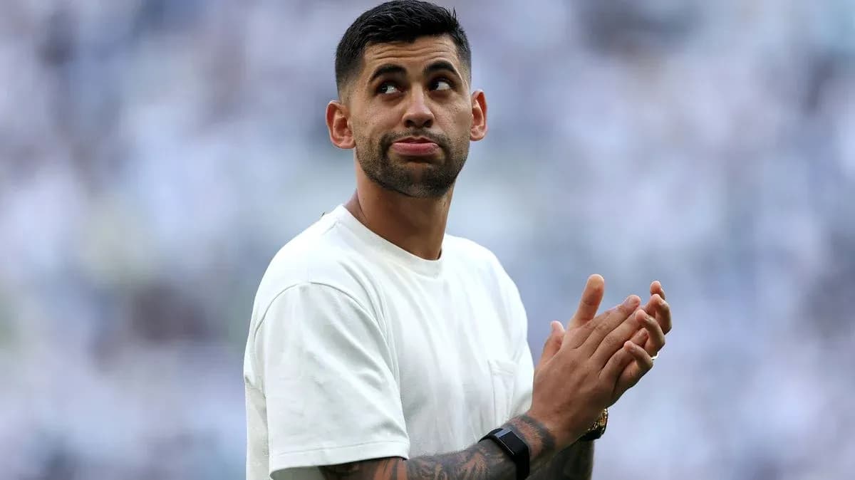 Jugador aplaudiendo en el campo de fútbol Jugador aplaudiendo en el campo de fútbol