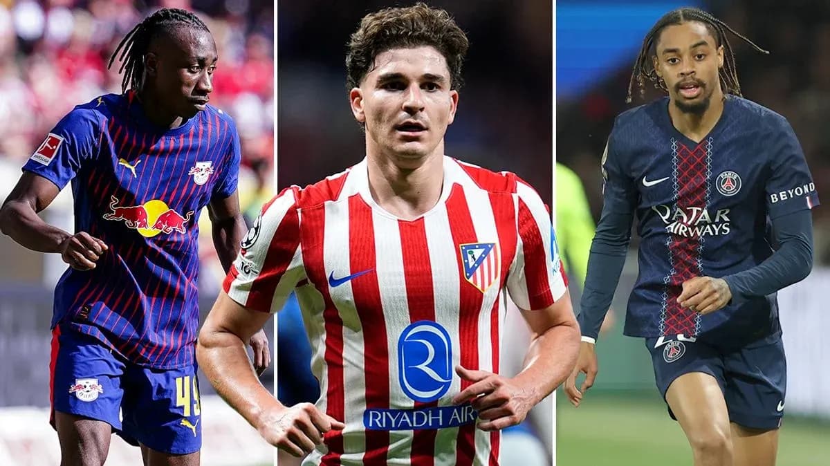 Tres jugadores de fútbol en acción en el campo Tres jugadores de fútbol en acción en el campo