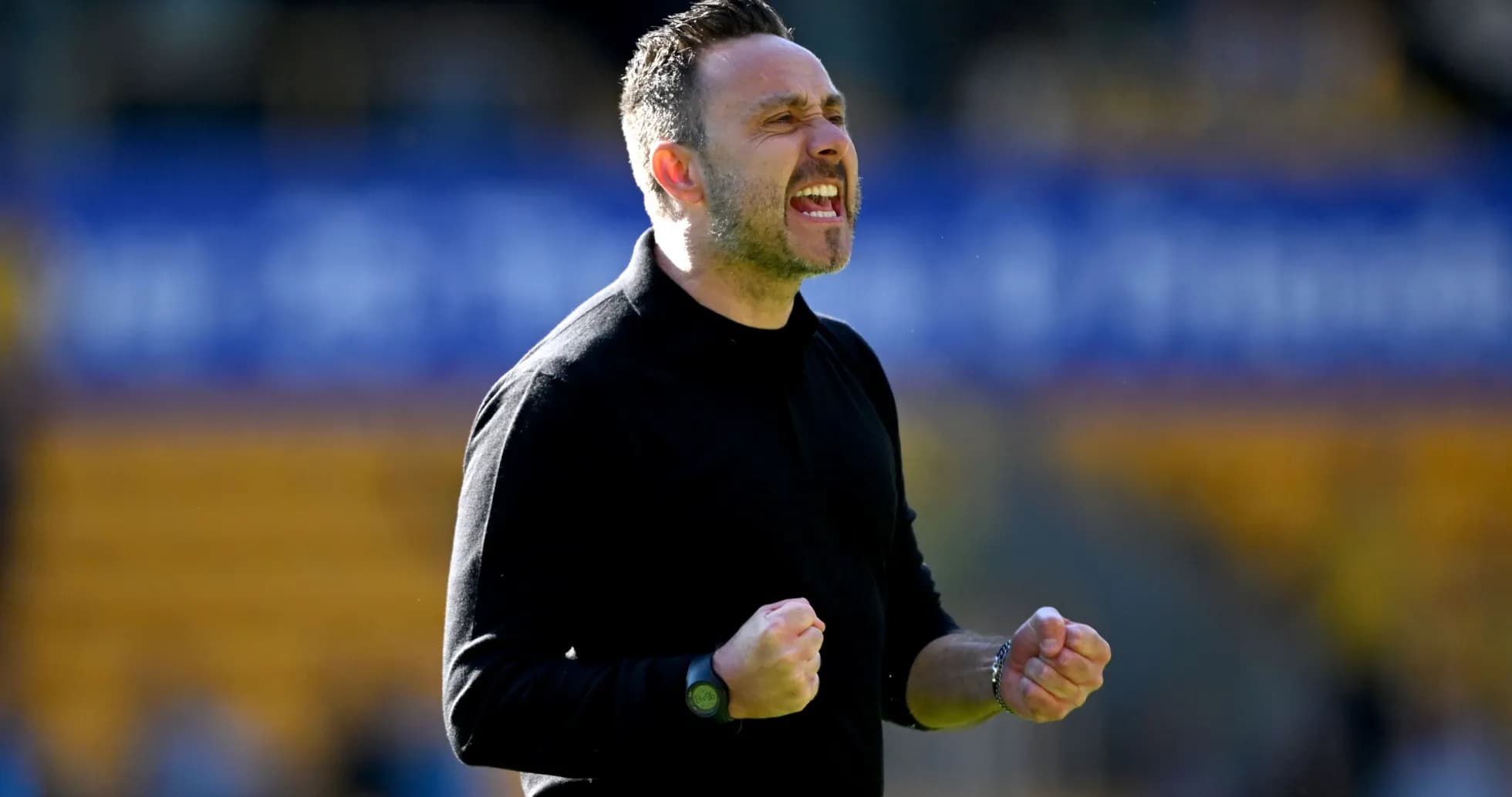 Entrenador celebrando con los puños cerrados Entrenador celebrando con los puños cerrados