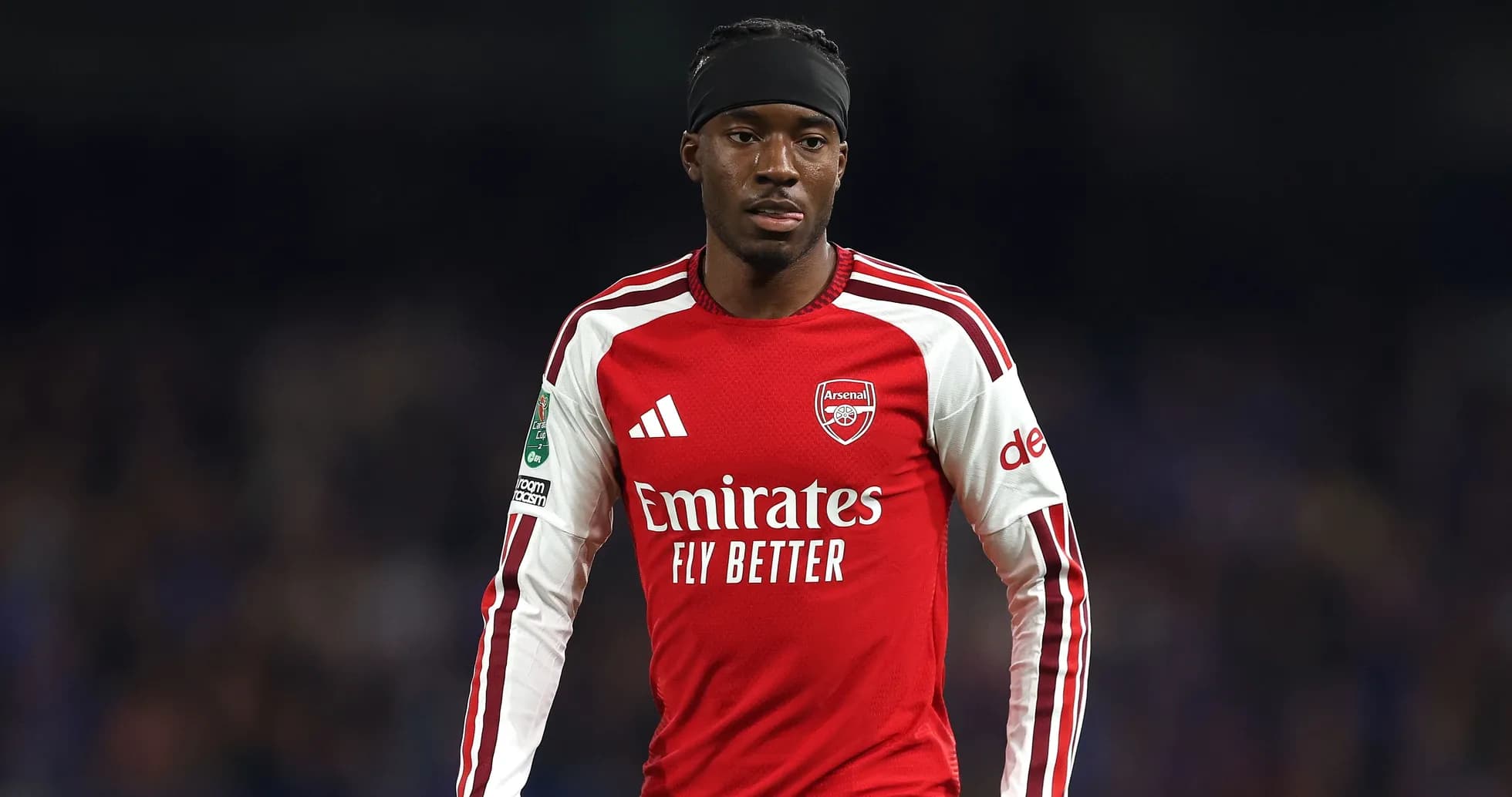 Jugador de Arsenal en uniforme rojo durante el partido Jugador de Arsenal en uniforme rojo durante el partido