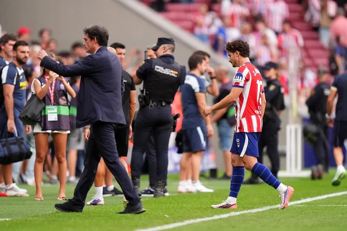 Entrenador saludando mientras jugador abandona el campo Entrenador saludando mientras jugador abandona el campo