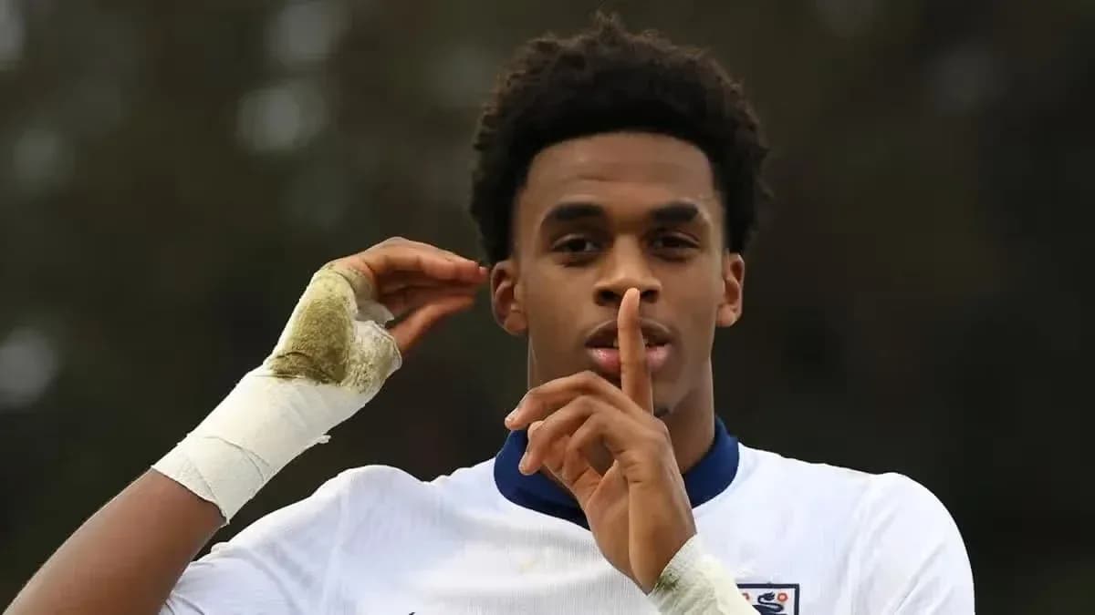 Jugador de fútbol haciendo gesto de silencio Jugador de fútbol haciendo gesto de silencio
