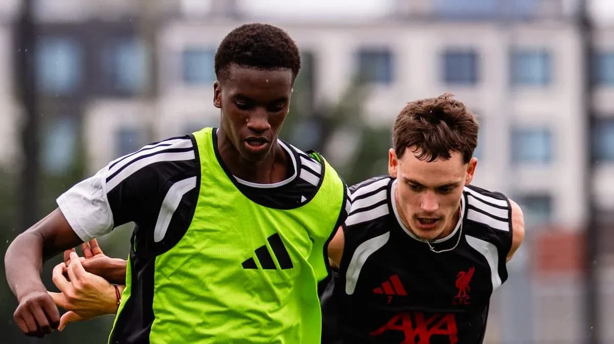 Jugadores compitiendo en un entrenamiento de fútbol Jugadores compitiendo en un entrenamiento de fútbol
