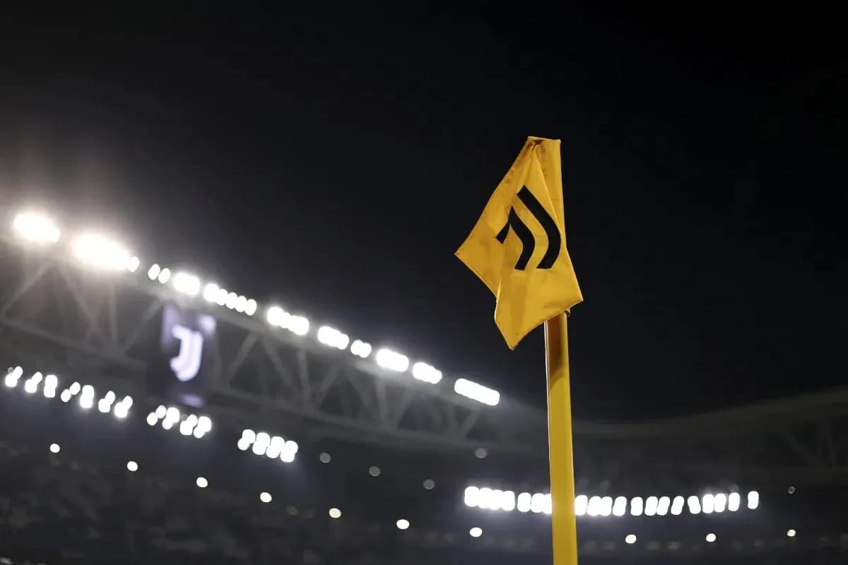 Bandera amarilla de córner en el estadio de Juventus Bandera amarilla de córner en el estadio de Juventus