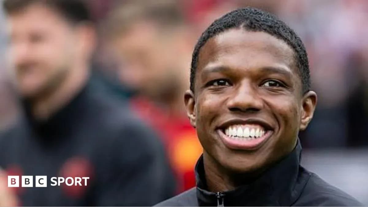 Jugador sonriendo antes del partido en el estadio Jugador sonriendo antes del partido en el estadio