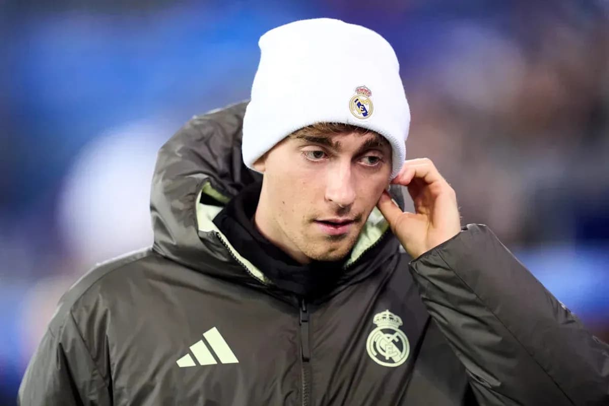 Jugador de Real Madrid con gorro en el banquillo Jugador de Real Madrid con gorro en el banquillo