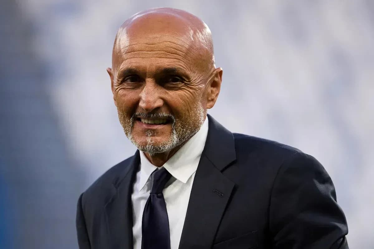 Entrenador sonriendo en el estadio antes del partido Entrenador sonriendo en el estadio antes del partido