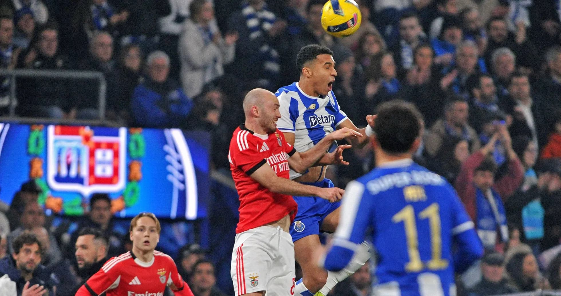 Jugadores de Porto y Benfica disputando un balón aéreo Jugadores de Porto y Benfica disputando un balón aéreo