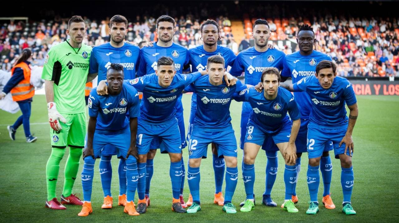 Jugadores de Getafe posando en el campo Jugadores de Getafe posando en el campo