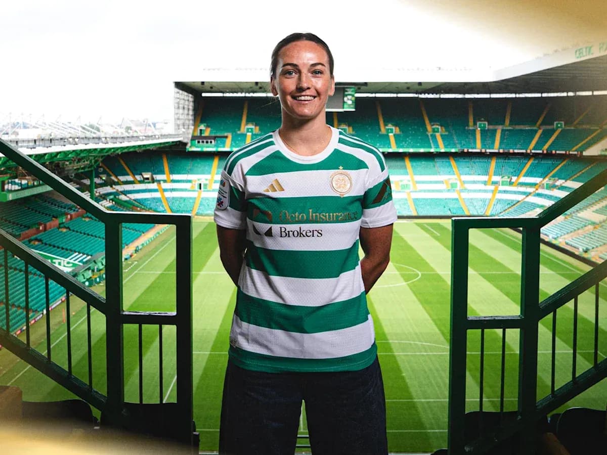 Jugadora posando en el estadio de Celtic Jugadora posando en el estadio de Celtic