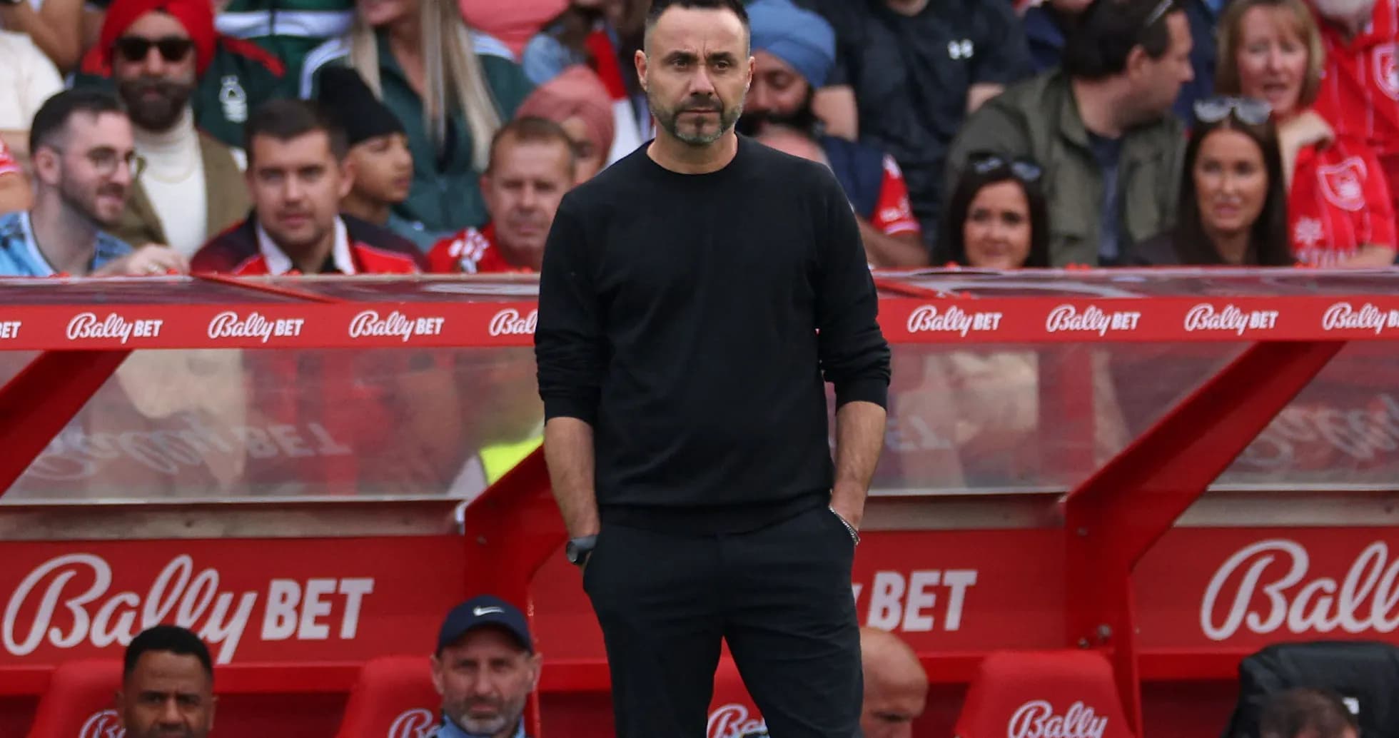 Entrenador en la línea de banda durante el partido Entrenador en la línea de banda durante el partido