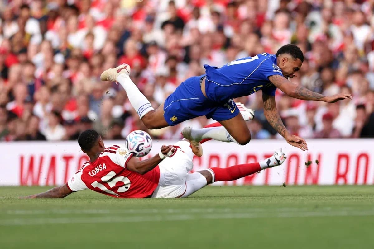 Jugador de Arsenal cae tras choque con rival Jugador de Arsenal cae tras choque con rival