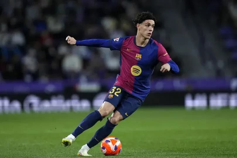Jugador del FC Barcelona corriendo con el balón Jugador del FC Barcelona corriendo con el balón
