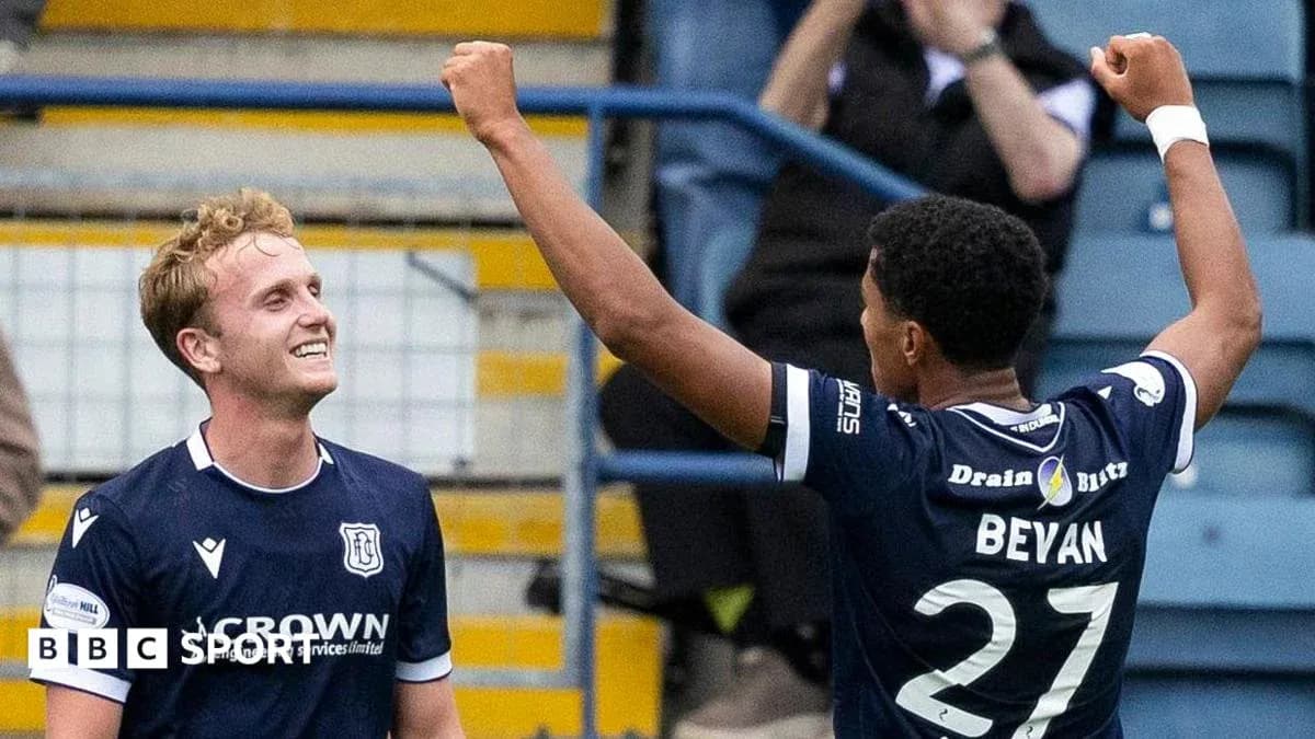 Jugadores de Dundee celebrando un gol en el partido Jugadores de Dundee celebrando un gol en el partido