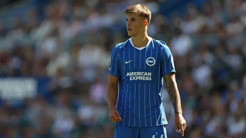 Jugador de Brighton en el campo durante partido Jugador de Brighton en el campo durante partido