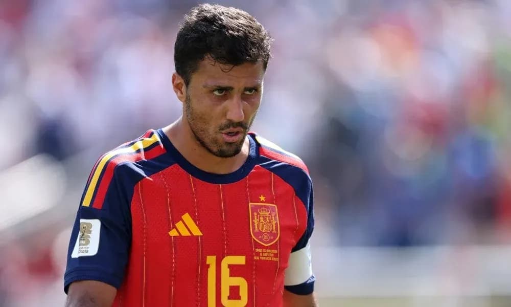 Jugador de España con camiseta roja en el campo Jugador de España con camiseta roja en el campo
