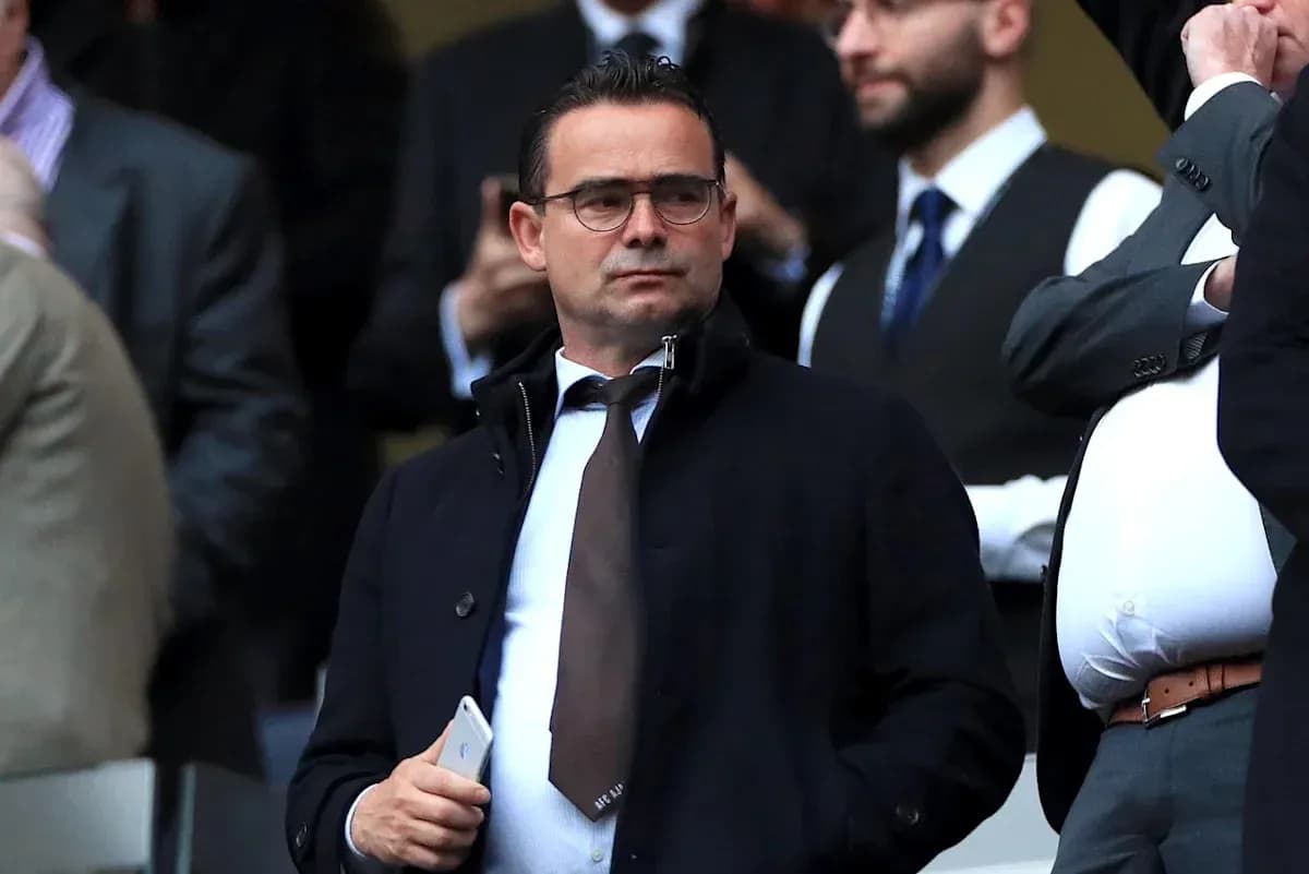 Hombre con gafas en tribuna durante un evento deportivo Hombre con gafas en tribuna durante un evento deportivo
