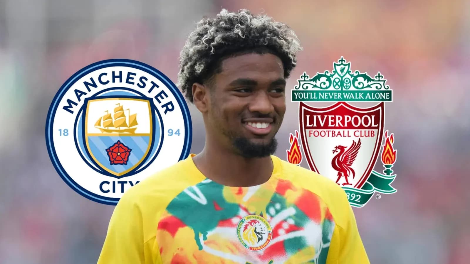 Jugador sonriendo con logos de Manchester City y Liverpool Jugador sonriendo con logos de Manchester City y Liverpool