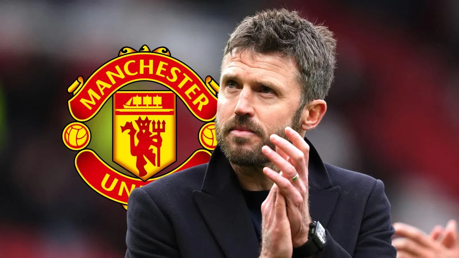Entrenador aplaudiendo con logo de Manchester United detrás Entrenador aplaudiendo con logo de Manchester United detrás