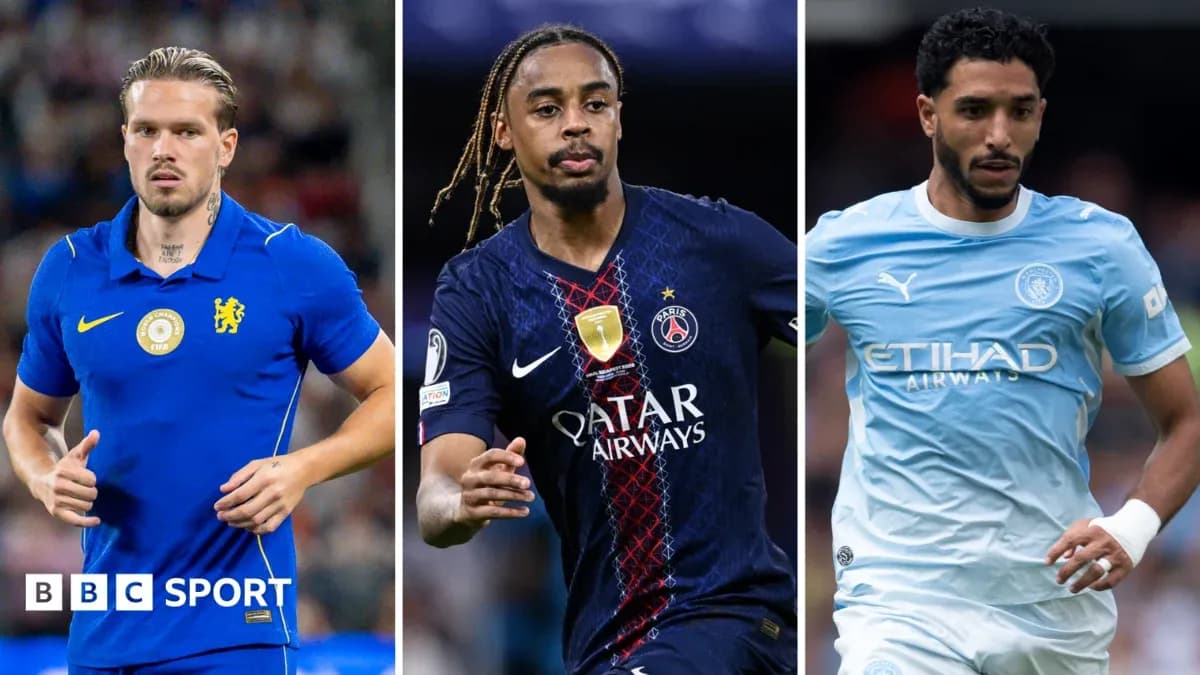 Tres jugadores de fútbol en diferentes uniformes Tres jugadores de fútbol en diferentes uniformes