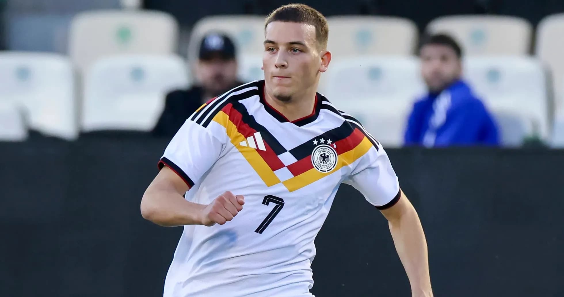 Jugador de Alemania corriendo en el campo de fútbol Jugador de Alemania corriendo en el campo de fútbol