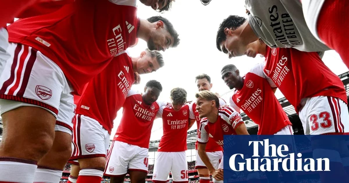 Jugadores de Arsenal en círculo antes del partido Jugadores de Arsenal en círculo antes del partido