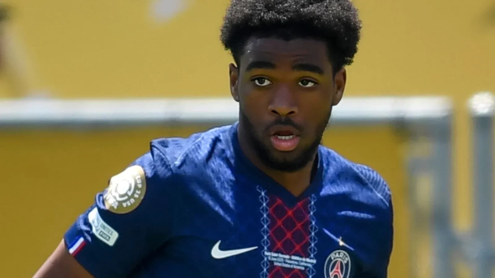 Jugador de PSG en acción durante un partido Jugador de PSG en acción durante un partido