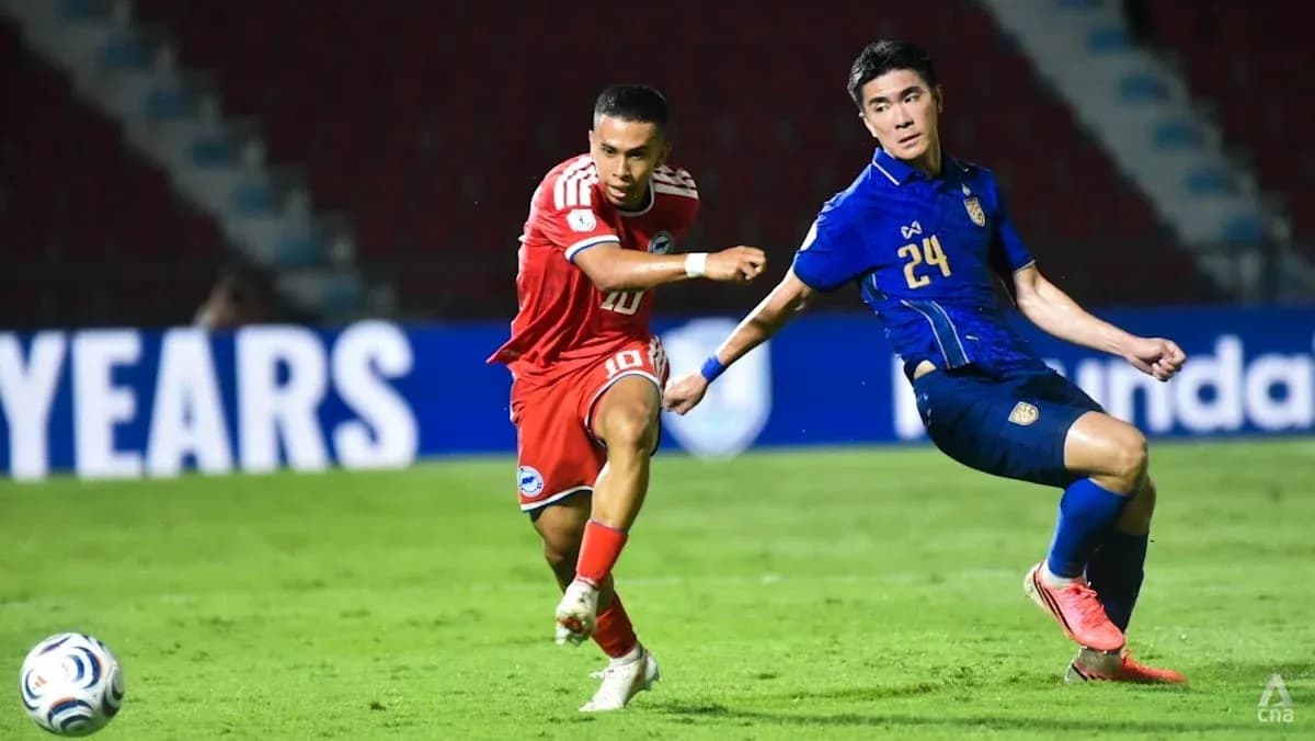 Jugador 10 intenta despejar el balón ante el 24 Jugador 10 intenta despejar el balón ante el 24