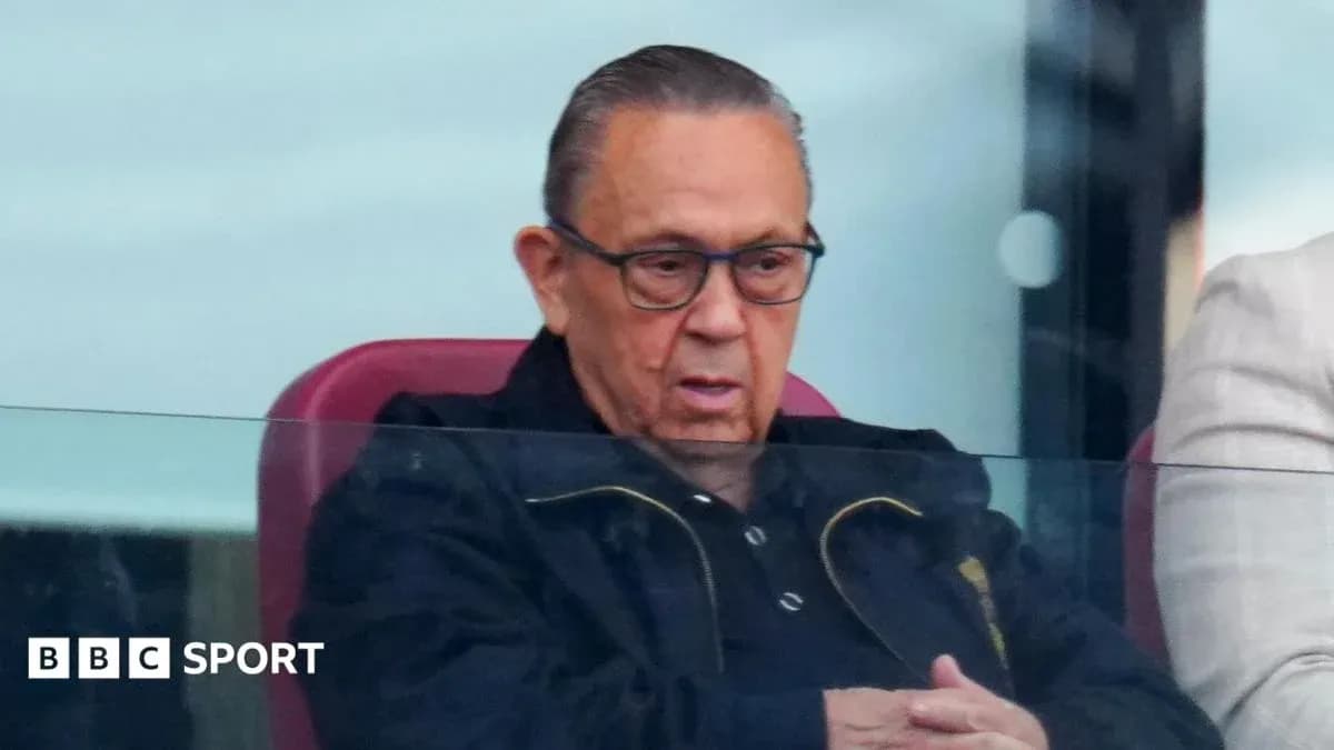 Hombre observando el partido desde un palco Hombre observando el partido desde un palco