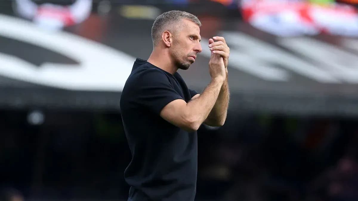 Entrenador aplaudiendo durante el partido Entrenador aplaudiendo durante el partido