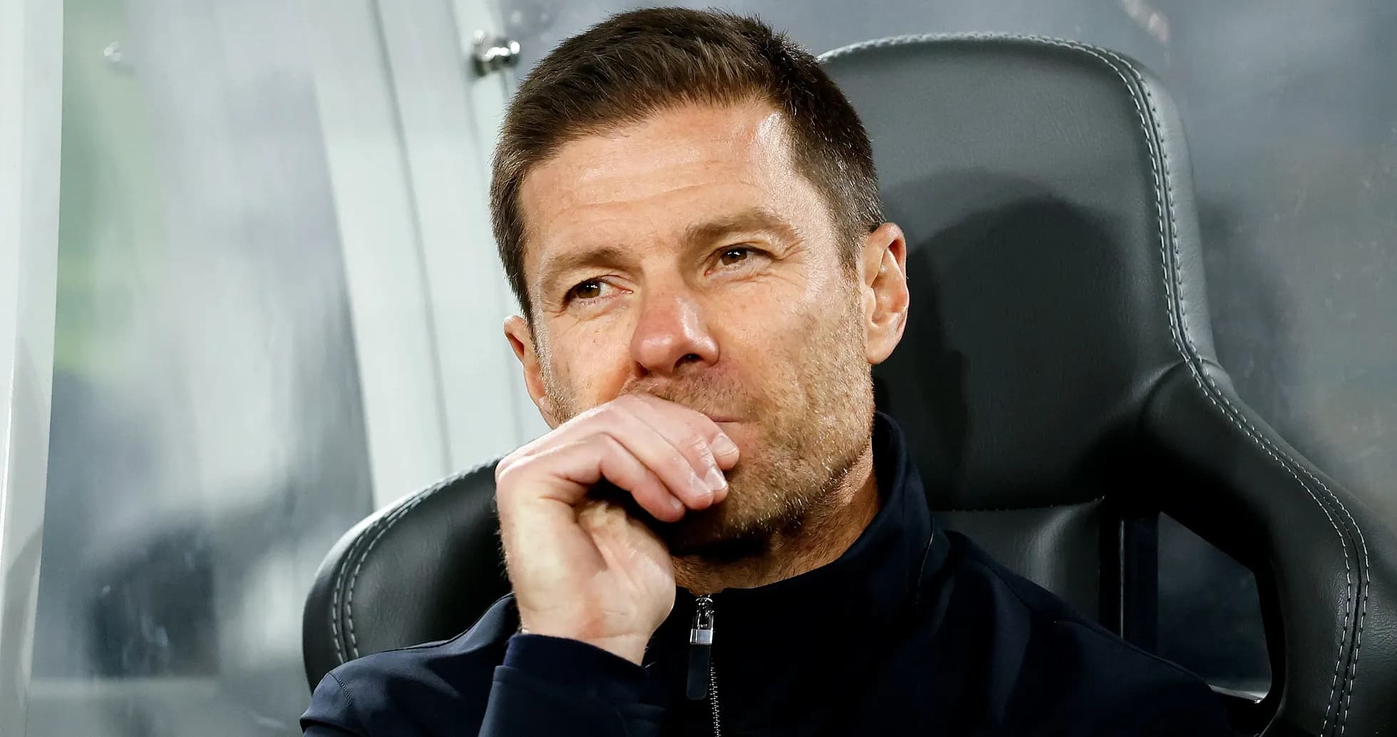 Entrenador sentado en el banquillo durante el partido Entrenador sentado en el banquillo durante el partido