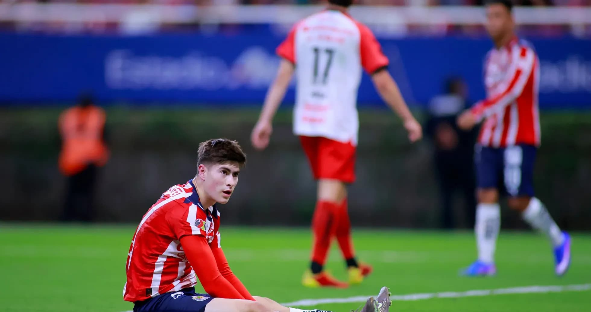 Jugador de Chivas sentado en el campo Jugador de Chivas sentado en el campo