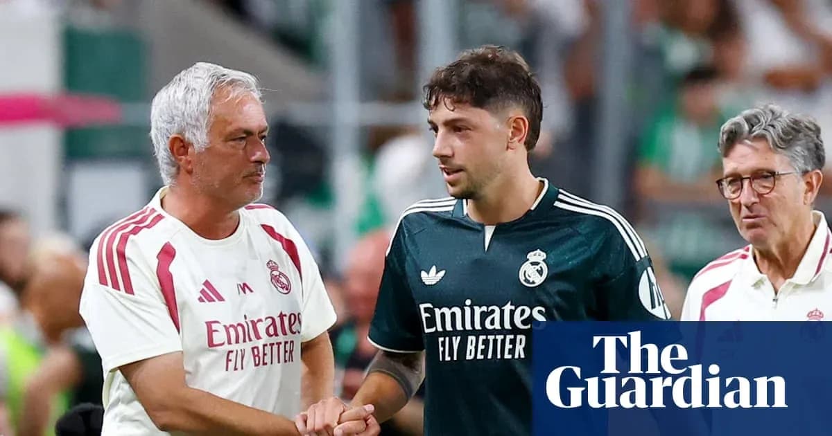 Entrenador y jugador de Real Madrid estrechando manos Entrenador y jugador de Real Madrid estrechando manos