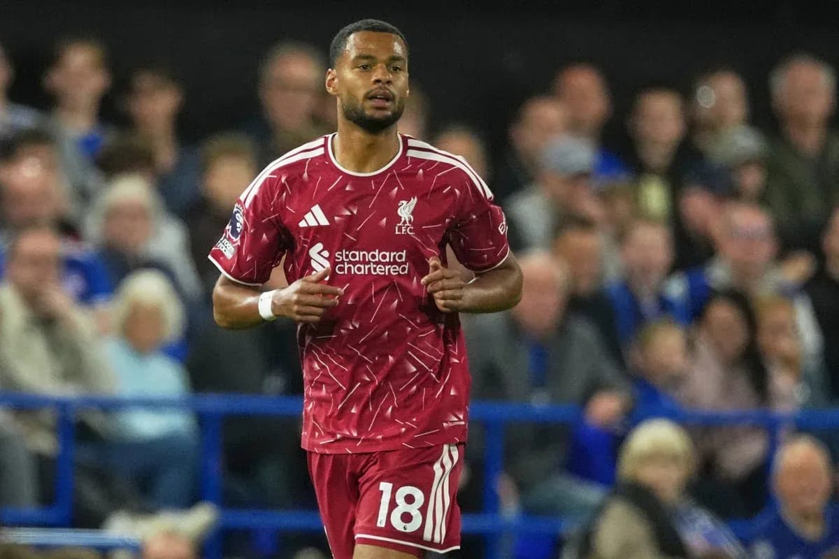 Jugador de Liverpool corriendo en el campo Jugador de Liverpool corriendo en el campo