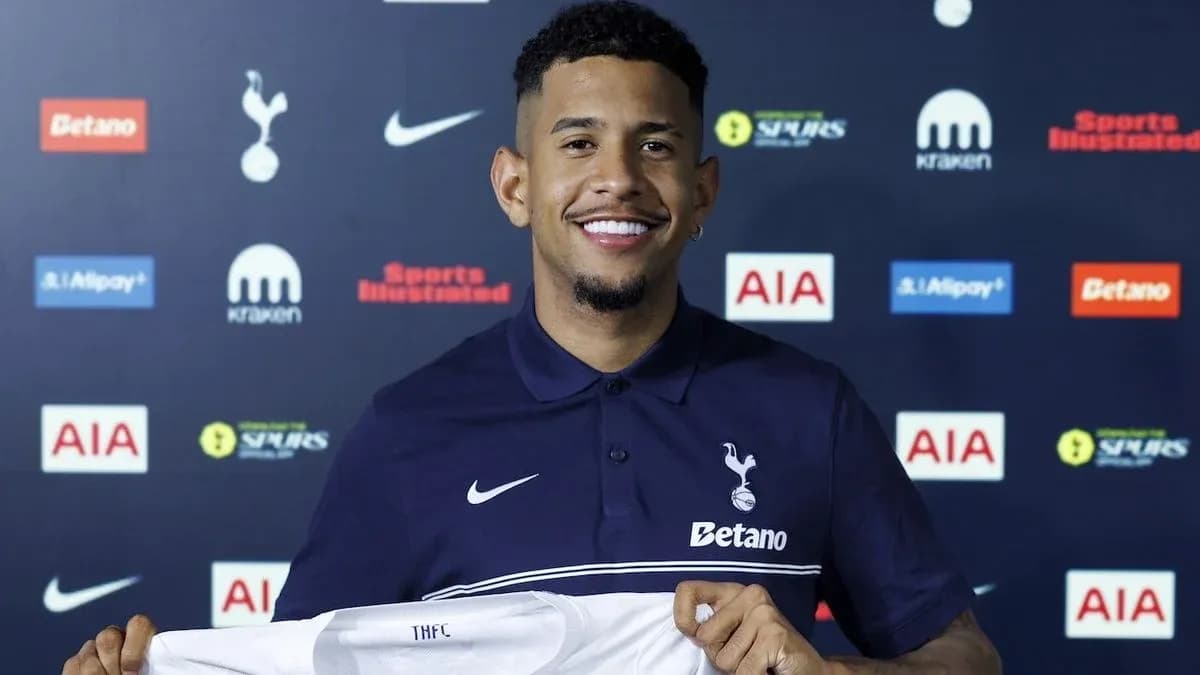 Jugador de Tottenham sosteniendo camiseta en presentación Jugador de Tottenham sosteniendo camiseta en presentación