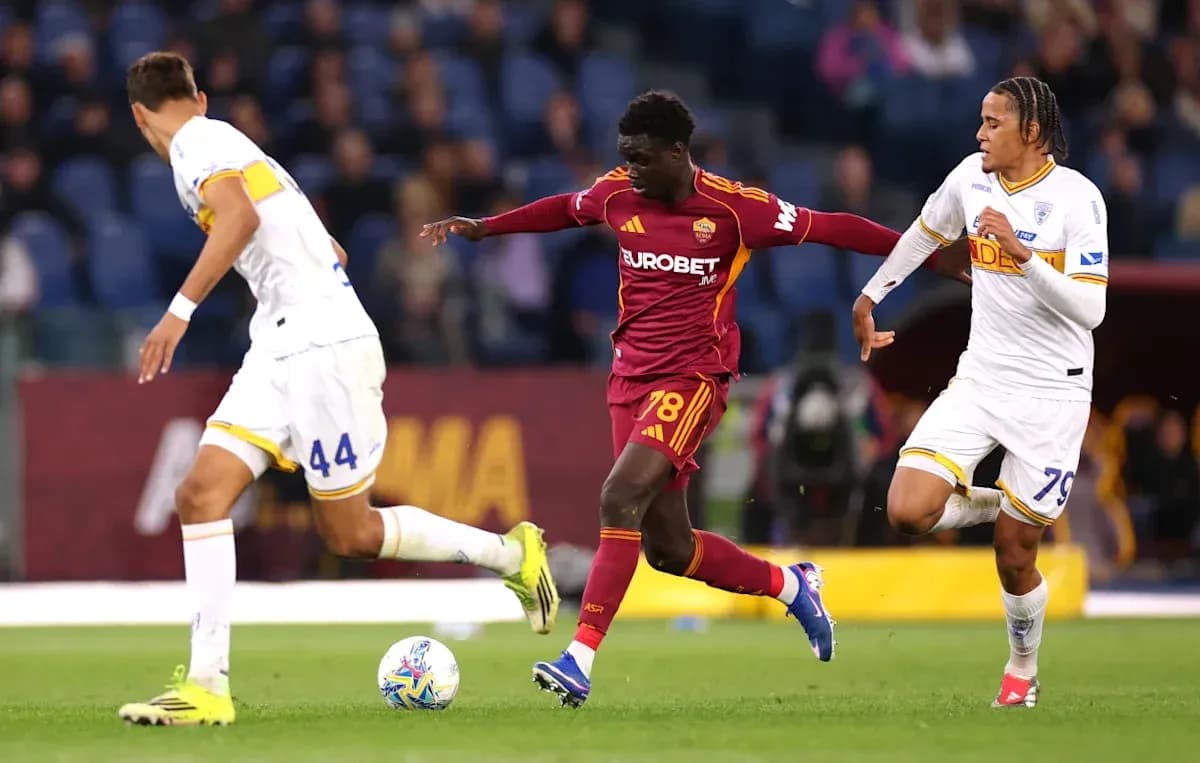 Jugador de la Roma driblando entre dos oponentes Jugador de la Roma driblando entre dos oponentes
