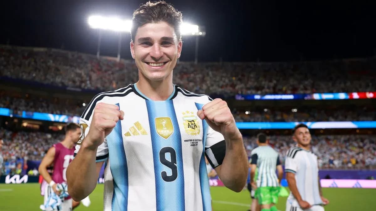 Jugador argentino sonriendo y festejando en el estadio Jugador argentino sonriendo y festejando en el estadio